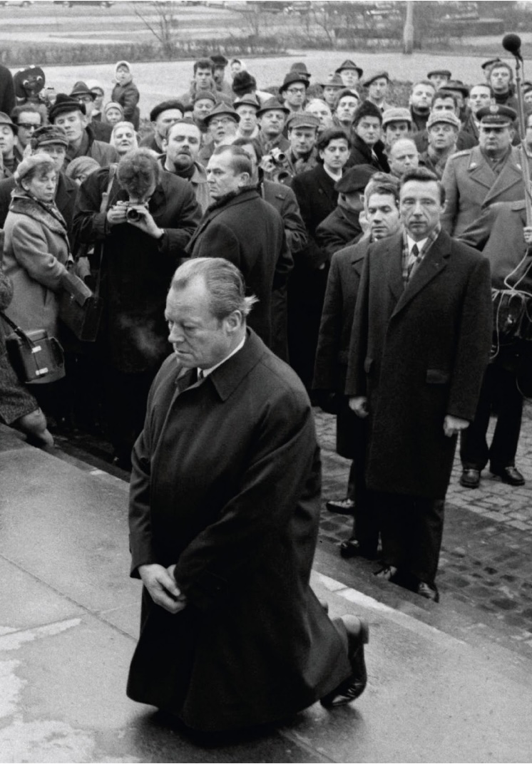 What did Willy Brandt want to express with his genuflection in 1970 in the former Jewish ghetto in Warsaw?