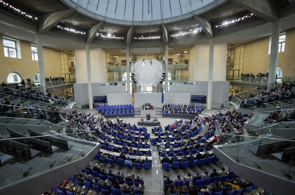 Which symbol can be seen in the plenary hall of the German Bundestag?
